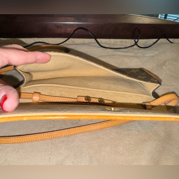 Louis Vuitton Monogram GM Twin Crossbody - Picture 6 of 8